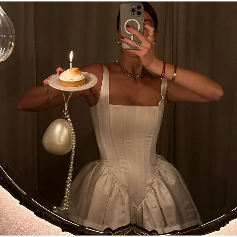 Robe Structurée au Design Corseté